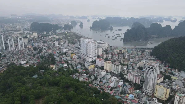 Ha Long Körfezi, Vietnam - 26 Kasım 2022: 
