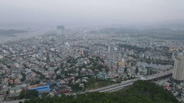 Ha Long Körfezi, Vietnam - 26 Kasım 2022: 