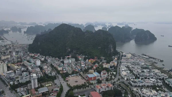 Ha Long Körfezi, Vietnam - 26 Kasım 2022: 