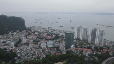 Ha Long Körfezi, Vietnam - 26 Kasım 2022: 