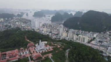 Ha Long Körfezi, Vietnam - 26 Kasım 2022: 