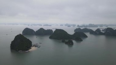 Ha Long Körfezi, Vietnam - 26 Kasım 2022: 