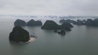 Ha Long Körfezi, Vietnam - 26 Kasım 2022: 