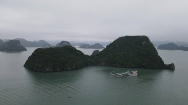 Ha Long Körfezi, Vietnam - 26 Kasım 2022: 