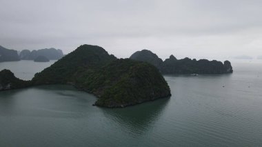 Ha Long Körfezi, Vietnam - 26 Kasım 2022: 