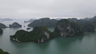 Ha Long Körfezi, Vietnam - 26 Kasım 2022: 