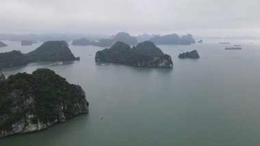 Ha Long Körfezi, Vietnam - 26 Kasım 2022: 