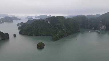 Ha Long Körfezi, Vietnam - 26 Kasım 2022: 