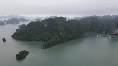 Ha Long Körfezi, Vietnam - 26 Kasım 2022: 