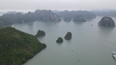 Ha Long Körfezi, Vietnam - 26 Kasım 2022: 