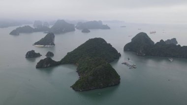 Ha Long Körfezi, Vietnam - 26 Kasım 2022: 