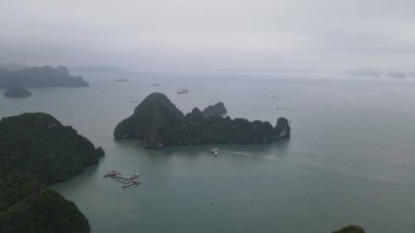 Ha Long Körfezi, Vietnam - 26 Kasım 2022: 