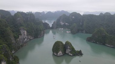 Ha Long Körfezi, Vietnam - 26 Kasım 2022: 