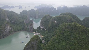 Ha Long Körfezi, Vietnam - 26 Kasım 2022: 