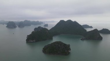 Ha Long Körfezi, Vietnam - 26 Kasım 2022: 