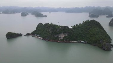 Ha Long Körfezi, Vietnam - 26 Kasım 2022: 