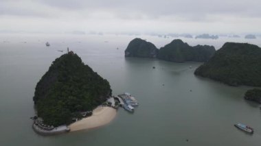 Ha Long Körfezi, Vietnam - 26 Kasım 2022: 