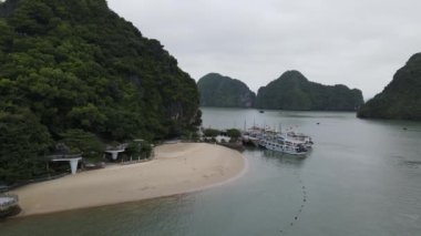 Ha Long Körfezi, Vietnam - 26 Kasım 2022: 