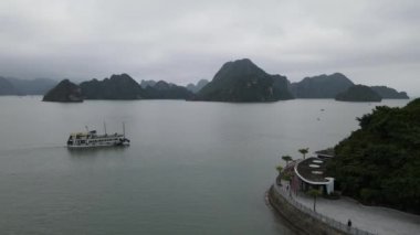 Ha Long Körfezi, Vietnam - 26 Kasım 2022: 