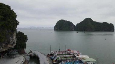 Ha Long Körfezi, Vietnam - 26 Kasım 2022: 
