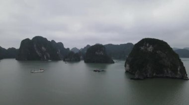 Ha Long Körfezi, Vietnam - 26 Kasım 2022: 