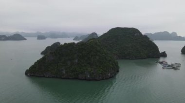 Ha Long Körfezi, Vietnam - 26 Kasım 2022: 