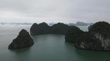 Ha Long Körfezi, Vietnam - 26 Kasım 2022: 