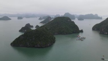 Ha Long Körfezi, Vietnam - 26 Kasım 2022: 