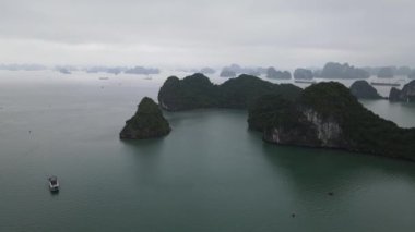 Ha Long Körfezi, Vietnam - 26 Kasım 2022: 