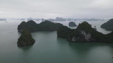 Ha Long Körfezi, Vietnam - 26 Kasım 2022: 