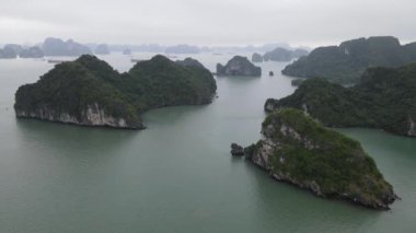 Ha Long Körfezi, Vietnam - 26 Kasım 2022: 