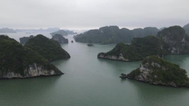 Ha Long Körfezi, Vietnam - 26 Kasım 2022: 