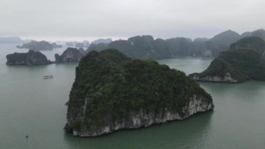 Ha Long Körfezi, Vietnam - 26 Kasım 2022: 