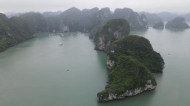 Ha Long Körfezi, Vietnam - 26 Kasım 2022: 