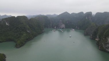 Ha Long Körfezi, Vietnam - 26 Kasım 2022: 