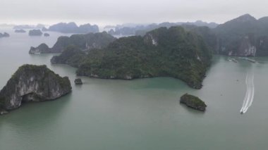 Ha Long Körfezi, Vietnam - 26 Kasım 2022: 