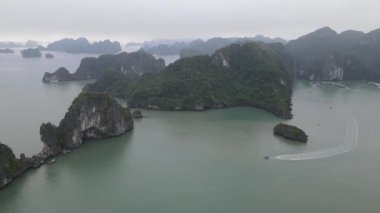 Ha Long Körfezi, Vietnam - 26 Kasım 2022: 