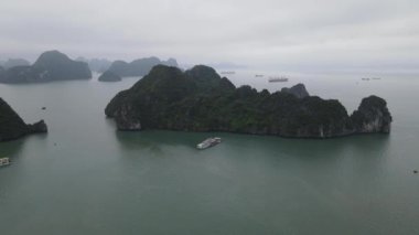 Ha Long Körfezi, Vietnam - 26 Kasım 2022: 