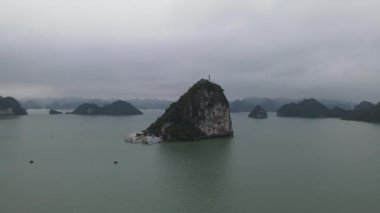 Ha Long Körfezi, Vietnam - 26 Kasım 2022: 