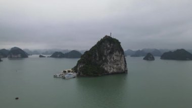 Ha Long Körfezi, Vietnam - 26 Kasım 2022: 