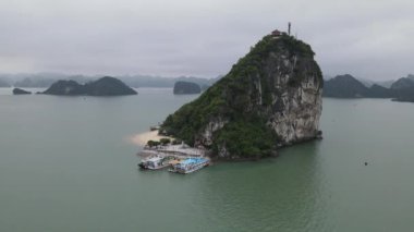 Ha Long Körfezi, Vietnam - 26 Kasım 2022: 