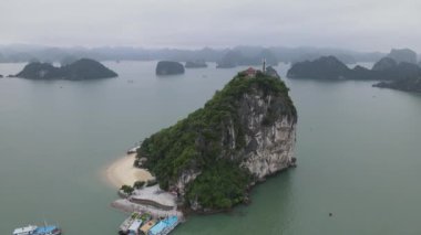 Ha Long Körfezi, Vietnam - 26 Kasım 2022: 