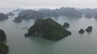 Ha Long Körfezi, Vietnam - 26 Kasım 2022: 