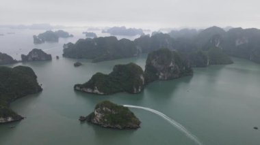 Ha Long Körfezi, Vietnam - 26 Kasım 2022: 