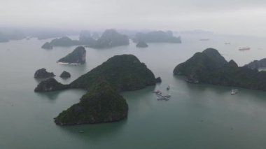 Ha Long Körfezi, Vietnam - 26 Kasım 2022: 