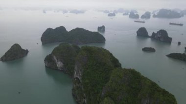 Ha Long Körfezi, Vietnam - 26 Kasım 2022: 