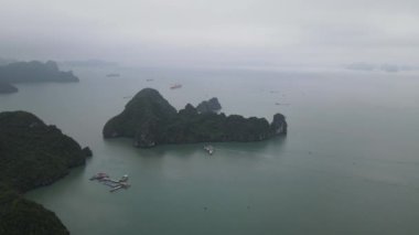 Ha Long Körfezi, Vietnam - 26 Kasım 2022: 