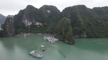 Ha Long Körfezi, Vietnam - 26 Kasım 2022: 