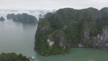 Ha Long Körfezi, Vietnam - 26 Kasım 2022: 