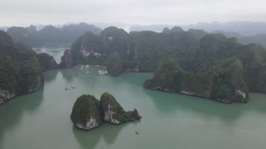 Ha Long Körfezi, Vietnam - 26 Kasım 2022: 